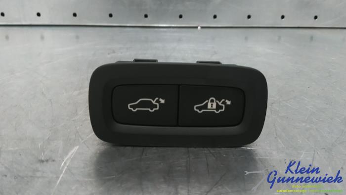 Używane Przelacznik Volvo XC90 Cena € 20,00 Procedura marży oferowane przez Klein Gunnewiek Autodemontage & Motorentechniek