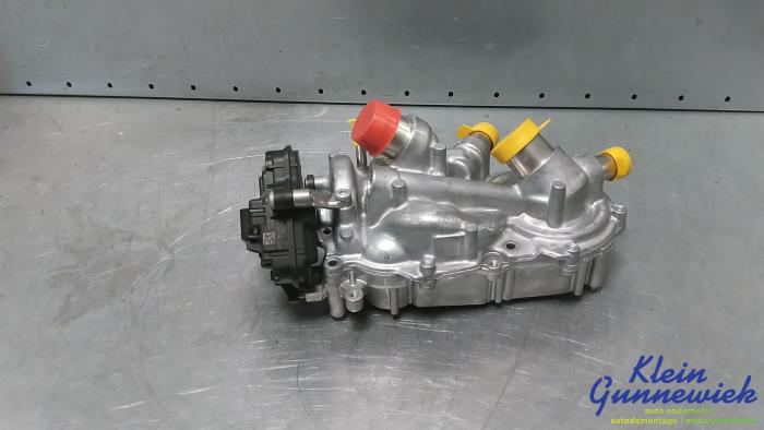 Vattenpump från en Volkswagen Multivan T7 2017