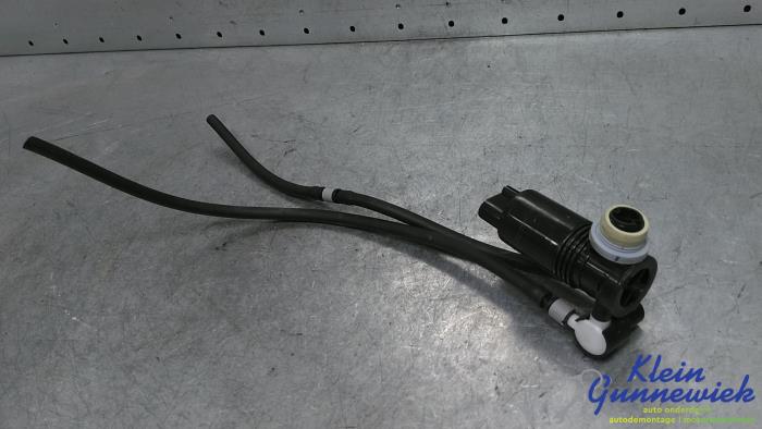 Używane Pompa spryskiwacza przód Volvo XC90 Cena € 25,00 Procedura marży oferowane przez Klein Gunnewiek Autodemontage & Motorentechniek