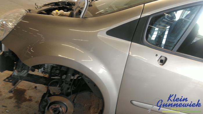 Używane Ekran lewy przód Renault Modus Cena € 38,00 Procedura marży oferowane przez Klein Gunnewiek Autodemontage & Motorentechniek