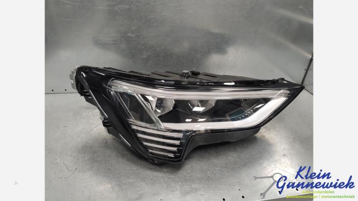 Używane Reflektor prawy Audi Q8 Cena € 1.269,00 Procedura marży oferowane przez Klein Gunnewiek Autodemontage & Motorentechniek