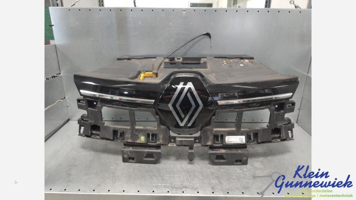 Używane Grill Renault Megane Cena € 345,00 Procedura marży oferowane przez Klein Gunnewiek Autodemontage & Motorentechniek