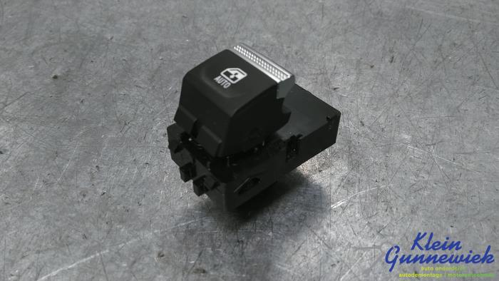 Usados Interruptor de ventanilla eléctrica Renault Megane Precio € 20,00 Norma de margen ofrecido por Klein Gunnewiek Autodemontage & Motorentechniek