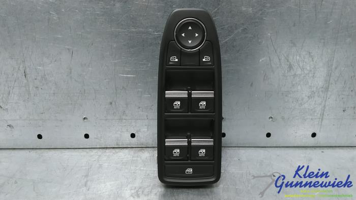 Usados Interruptor combinado de ventanillas Renault Megane Precio € 125,00 Norma de margen ofrecido por Klein Gunnewiek Autodemontage & Motorentechniek
