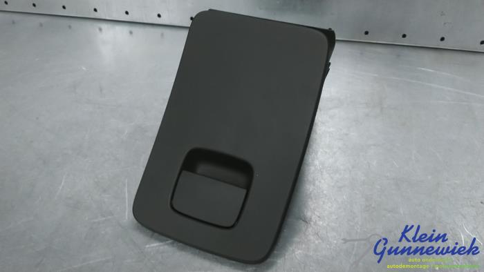 Begagnade Handskfack Volvo V90 Pris € 25,00 Marginaltabell erbjuds av Klein Gunnewiek Autodemontage & Motorentechniek