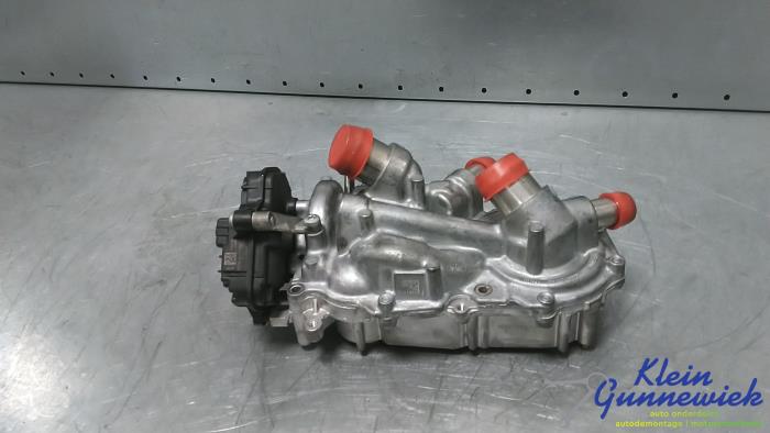 Vattenpump från en Volkswagen Multivan T7 2017