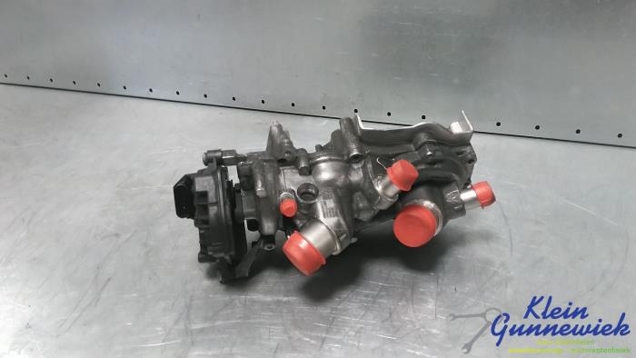 Vattenpump från en Volkswagen Multivan T7 2017