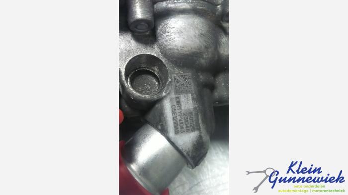 Vattenpump från en Volkswagen Multivan T7 2017