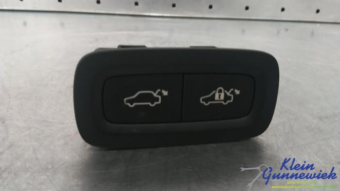 Używane Przelacznik Volvo V90 Cena € 20,00 Procedura marży oferowane przez Klein Gunnewiek Autodemontage & Motorentechniek