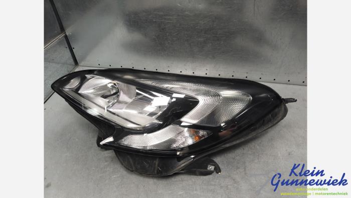 Używane Reflektor lewy Opel Corsa Cena € 345,00 Procedura marży oferowane przez Klein Gunnewiek Autodemontage & Motorentechniek