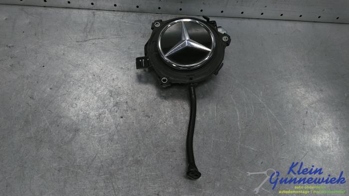Używane Uchwyt tylnej klapy Mercedes EQS Cena € 75,00 Procedura marży oferowane przez Klein Gunnewiek Autodemontage & Motorentechniek