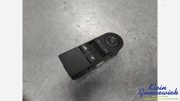 Usados Interruptor combinado de ventanillas Opel Zafira Precio € 40,00 Norma de margen ofrecido por Klein Gunnewiek Autodemontage & Motorentechniek