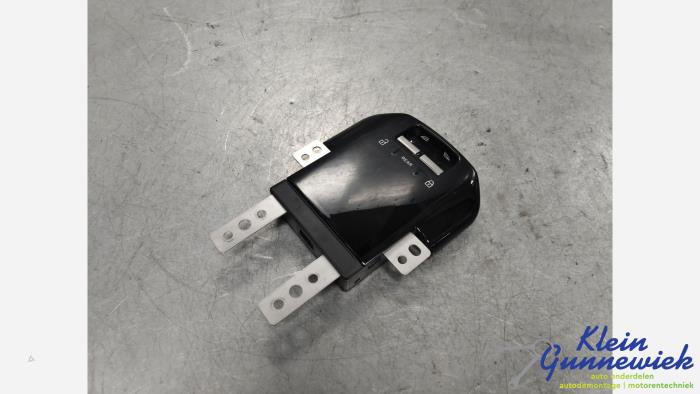 Usados Interruptor combinado de ventanillas Volvo EX30 Precio € 95,00 Norma de margen ofrecido por Klein Gunnewiek Autodemontage & Motorentechniek