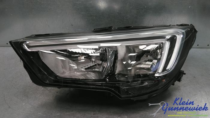 Używane Reflektor lewy Opel Crossland X Cena € 195,00 Procedura marży oferowane przez Klein Gunnewiek Autodemontage & Motorentechniek