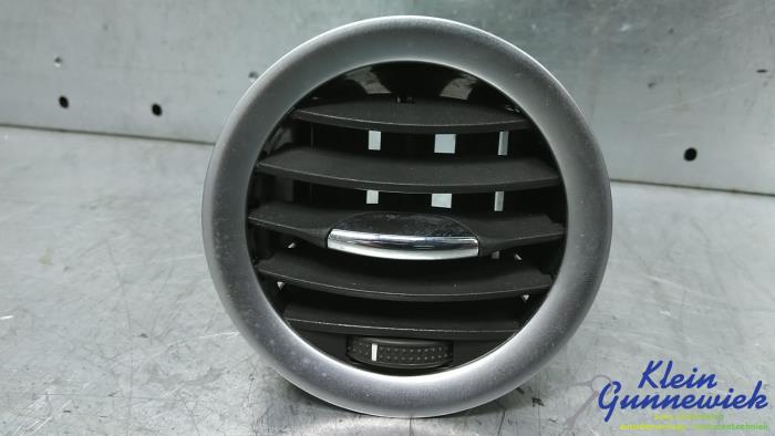 Begagnade Luftmunstycke, instrumentbräda Opel Corsa Pris € 20,00 Marginaltabell erbjuds av Klein Gunnewiek Autodemontage & Motorentechniek
