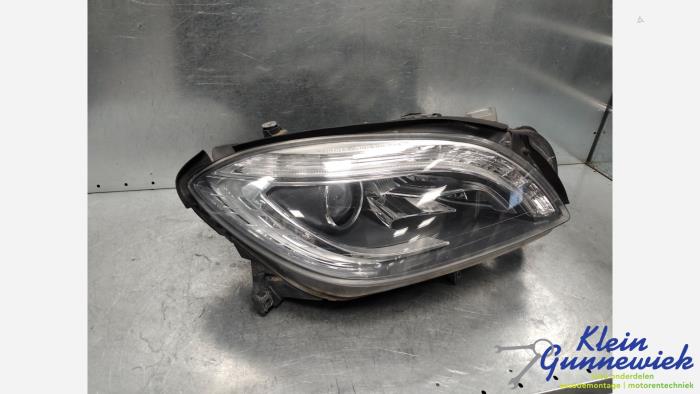 Używane Reflektor prawy Mercedes ML-Klasse Cena € 895,00 Procedura marży oferowane przez Klein Gunnewiek Autodemontage & Motorentechniek