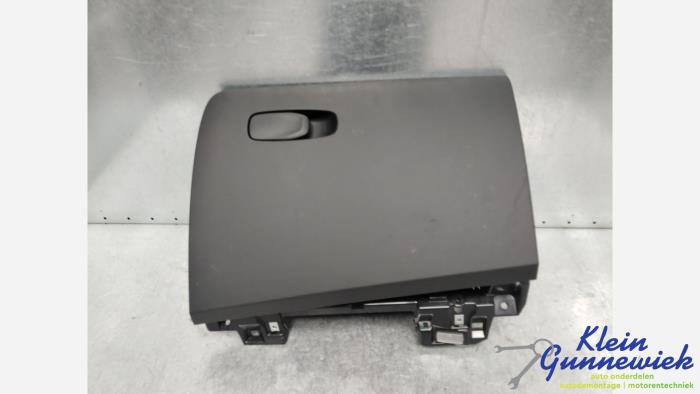 Begagnade Handskfack Volvo V60 Pris € 50,00 Marginaltabell erbjuds av Klein Gunnewiek Autodemontage & Motorentechniek