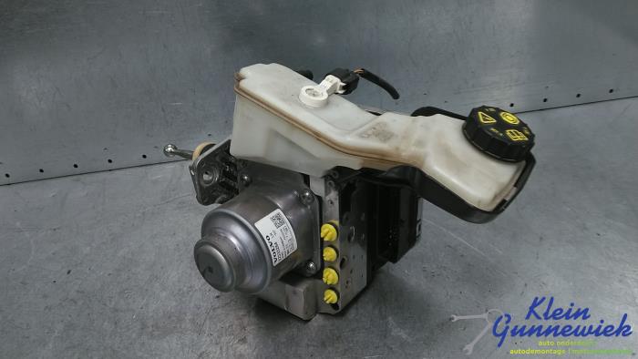 Used ABS pump Volvo V60 Price € 409,00 Margin scheme offered by Klein Gunnewiek Autodemontage & Motorentechniek