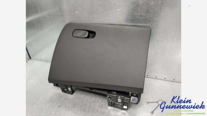 Begagnade Handskfack Volvo V60 Pris € 50,00 Marginaltabell erbjuds av Klein Gunnewiek Autodemontage & Motorentechniek