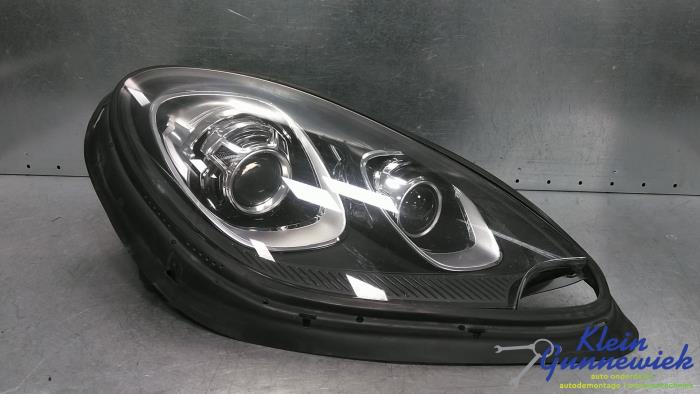 Używane Reflektor prawy Porsche Macan Cena € 545,00 Procedura marży oferowane przez Klein Gunnewiek Autodemontage & Motorentechniek