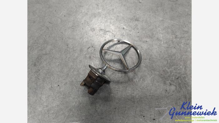 Begagnade Emblem Mercedes C-Klasse Pris € 25,00 Marginaltabell erbjuds av Klein Gunnewiek Autodemontage & Motorentechniek