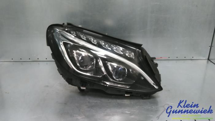 Używane Reflektor prawy Mercedes C-Klasse Cena € 950,00 Procedura marży oferowane przez Klein Gunnewiek Autodemontage & Motorentechniek