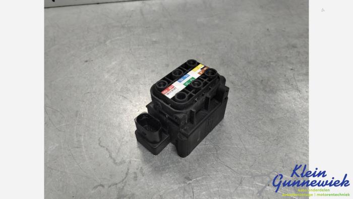 Gebrauchte Ventilblock hydraulisch Mercedes C-Klasse Preis € 186,00 Margenregelung angeboten von Klein Gunnewiek Autodemontage & Motorentechniek