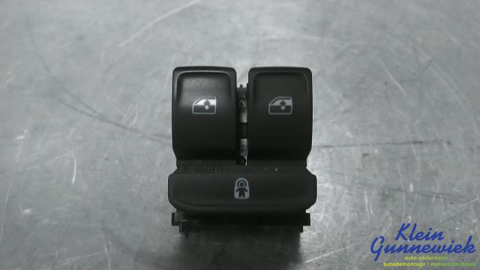 Usados Interruptor combinado de ventanillas Volkswagen Transporter Precio € 20,00 Norma de margen ofrecido por Klein Gunnewiek Autodemontage & Motorentechniek