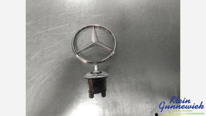 Begagnade Emblem Mercedes S-Klasse Pris € 25,00 Marginaltabell erbjuds av Klein Gunnewiek Autodemontage & Motorentechniek