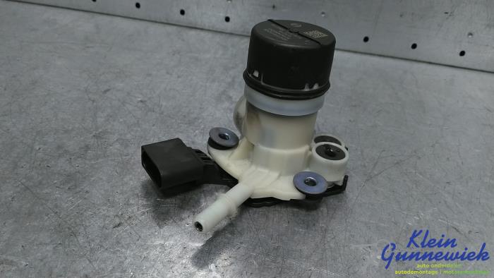 Używane Pompa AdBlue Volkswagen Transporter Cena € 124,00 Procedura marży oferowane przez Klein Gunnewiek Autodemontage & Motorentechniek