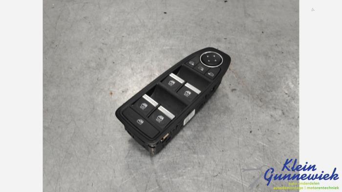 Usados Interruptor combinado de ventanillas Renault Captur Precio € 75,00 Norma de margen ofrecido por Klein Gunnewiek Autodemontage & Motorentechniek
