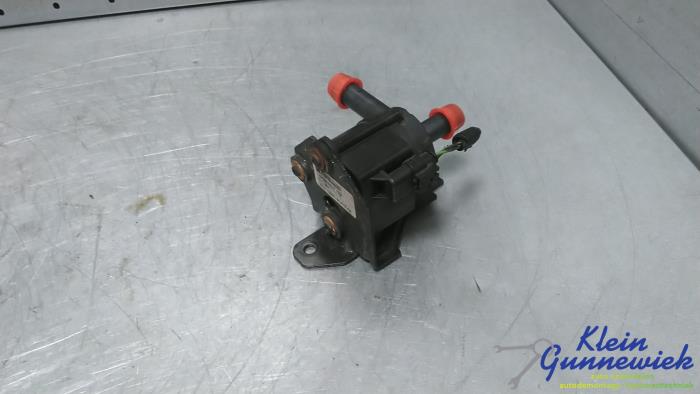 Używane Pompa wodna Ford Focus Cena € 25,00 Procedura marży oferowane przez Klein Gunnewiek Autodemontage & Motorentechniek