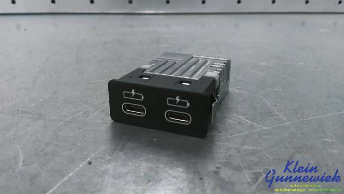 Używane Zlacze AUX/USB BMW 3-Serie Cena € 30,00 Procedura marży oferowane przez Klein Gunnewiek Autodemontage & Motorentechniek
