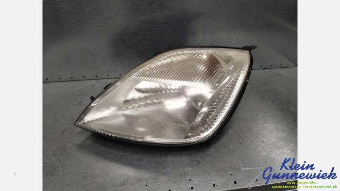 Używane Reflektor lewy Ford Fiesta Cena € 40,00 Procedura marży oferowane przez Klein Gunnewiek Autodemontage & Motorentechniek