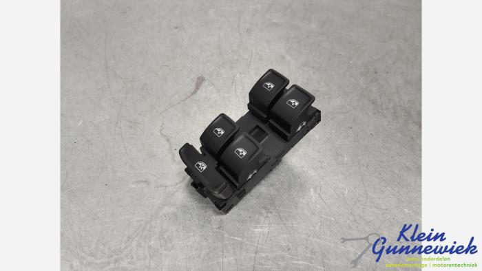 Usados Interruptor combinado de ventanillas Skoda Karoq Precio € 25,00 Norma de margen ofrecido por Klein Gunnewiek Autodemontage & Motorentechniek