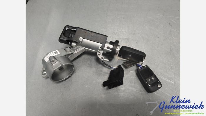 Używane Stacyjka + Kluczyk Opel Corsa Cena € 35,00 Procedura marży oferowane przez Klein Gunnewiek Autodemontage & Motorentechniek
