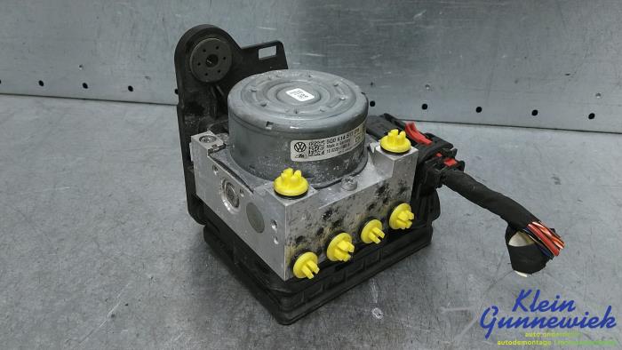 Used ABS pump Skoda Octavia Price € 175,00 Margin scheme offered by Klein Gunnewiek Autodemontage & Motorentechniek