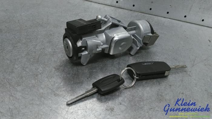 Używane Stacyjka + Kluczyk Ford C-Max Cena € 50,00 Procedura marży oferowane przez Klein Gunnewiek Autodemontage & Motorentechniek