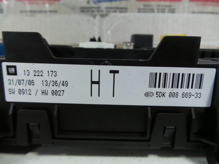 Fuse box Opel Zafira B 13222173 HELLA