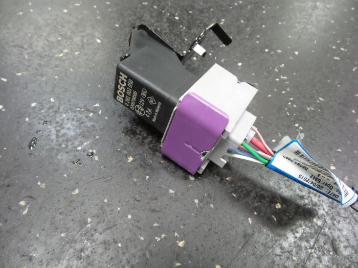 Glow plug relay Renault Trafic 8200798585