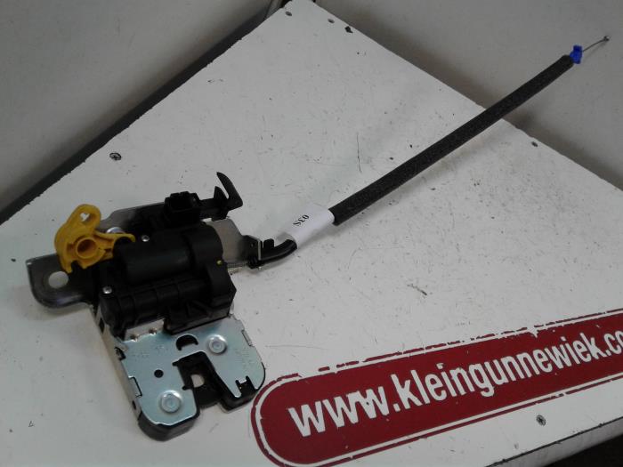 Tailgate lock mechanisms with part number 5TA827506C stock