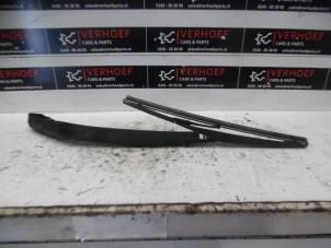 Używane Ramie wycieraczki tylnej Hyundai i20 1.2i 16V Cena na żądanie oferowane przez Verhoef Cars & Parts