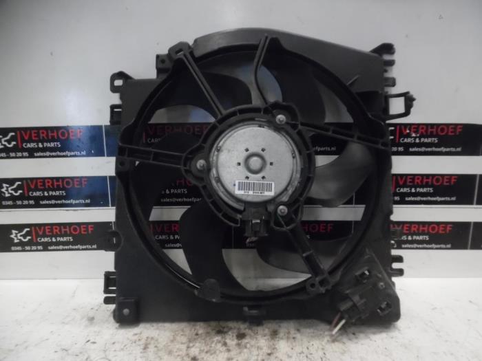 Cooling fans from a Renault Clio III (BR/CR) 1.2 16V 75 2011