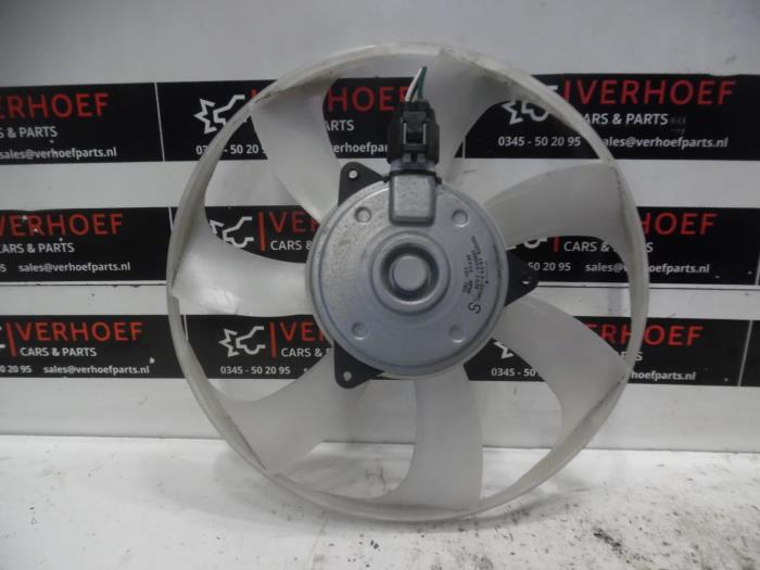 Cooling fans from a Toyota Auris Touring Sports (E18) 1.8 16V Hybrid 2015