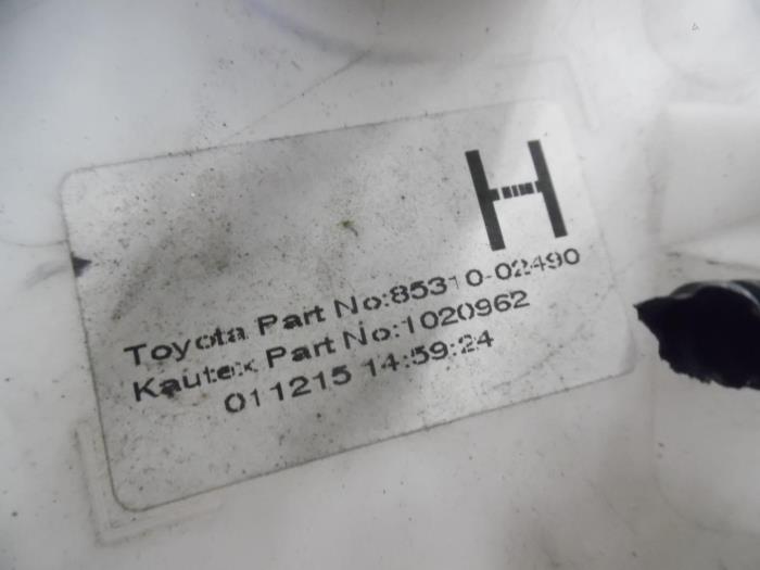 Scheibensprühertank vorne van een Toyota Auris Touring Sports (E18) 1.8 16V Hybrid 2015
