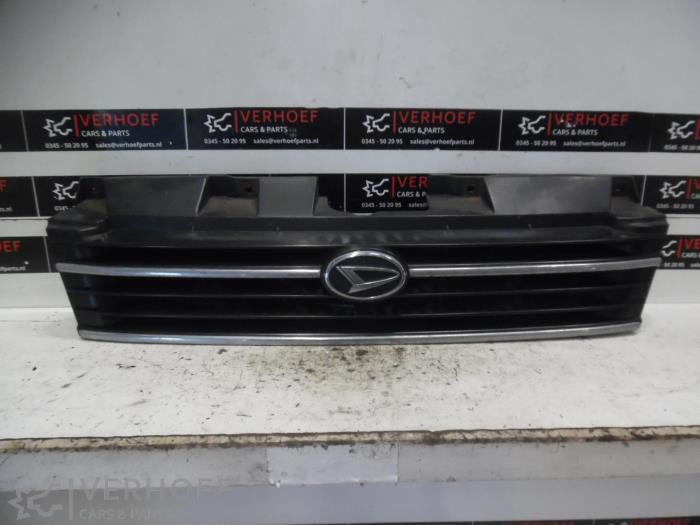 Używane Grill Daihatsu Gran Move 1.6 16V Cena na żądanie oferowane przez Verhoef Cars & Parts