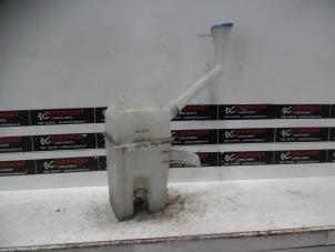 Usagé Réservoir lave-glace avant Chevrolet Nubira Wagon (J100) 1.8 16V Prix € 30,00 Règlement à la marge proposé par Verhoef Cars & Parts