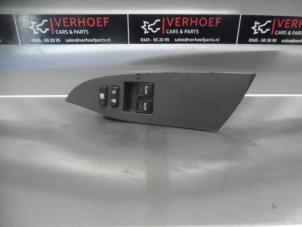 Usados Interruptor combinado de ventanillas Toyota iQ 1.0 12V VVT-i Precio de solicitud ofrecido por Verhoef Cars & Parts