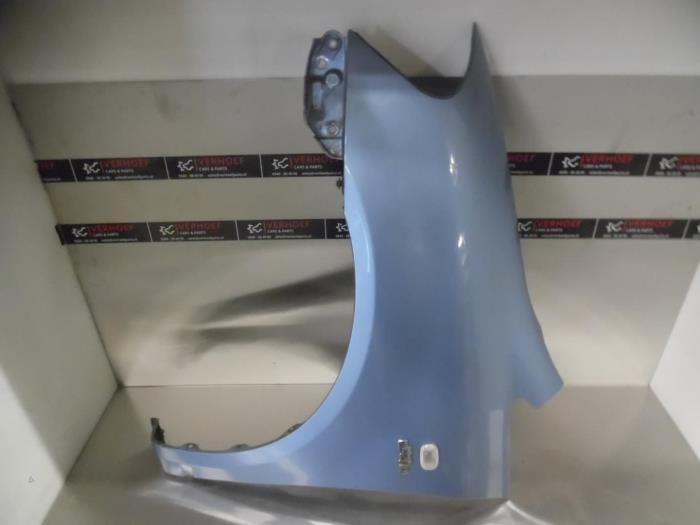 Front wing, left from a Toyota Avensis Verso (M20) 2.0 D-4D 16V 2004
