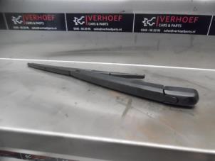 Used Rear wiper arm Hyundai Santa Fe II (CM) 2.2 CRDi 16V 4x2 Price on request offered by Verhoef Cars & Parts